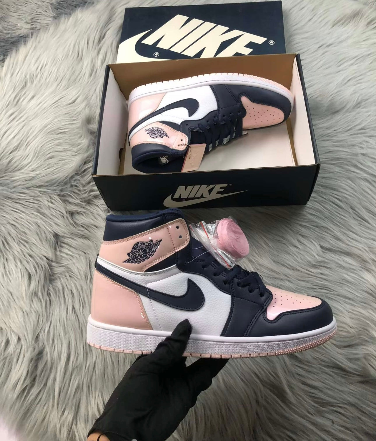 Nike Air Jordan 1 High Atmosphere / bubble gum.